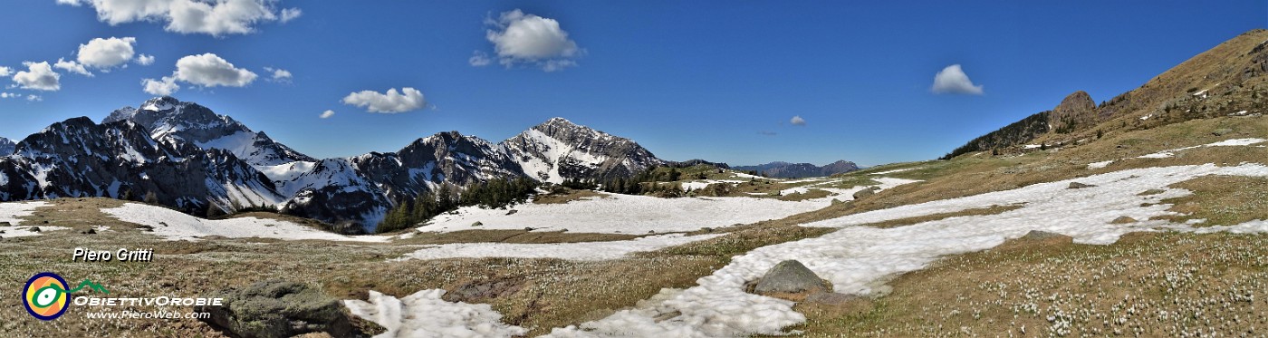 26 Dai pascoli innevati-fioriti del Monte Campo vista in Corno Branchino-Vetro-Vindiolo-Il Pizzo di Roncobello.jpg